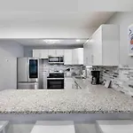 Modern Poconos Central Cozy 5Br Home Game Room