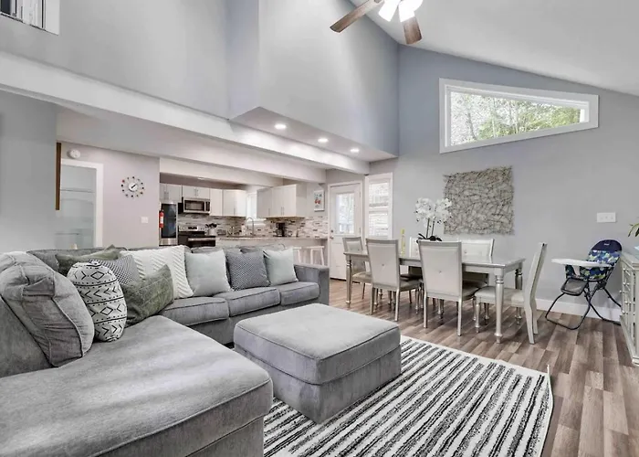 Modern Poconos Central Cozy 5Br Home Game Room
