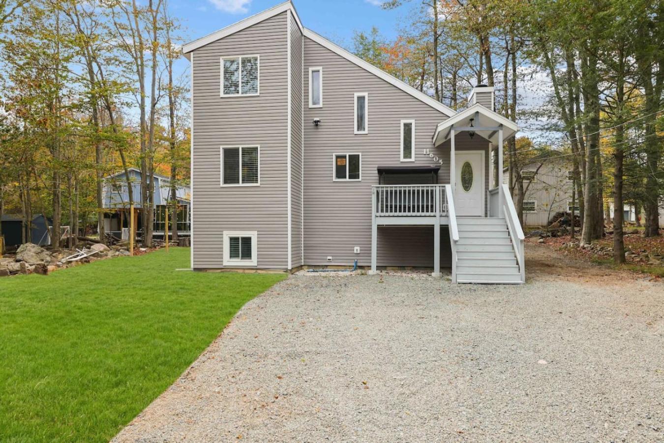 Modern Poconos Cozy 5br Game Holiday home